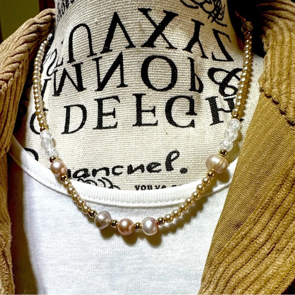 Pearls and gold beaded dainty short necklace/manifesting wisdom and peace - Picture 1 of 4